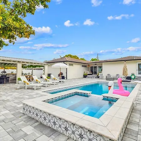 Tampa Group Retreat L Pool L Hot Tub L Outdoor Fun! Villa